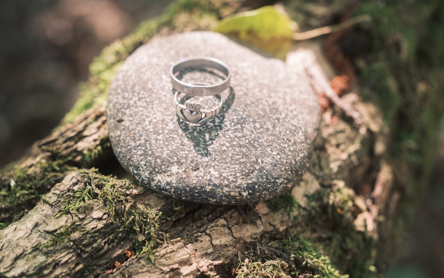 Anelli di matrimonio celtico su un sasso